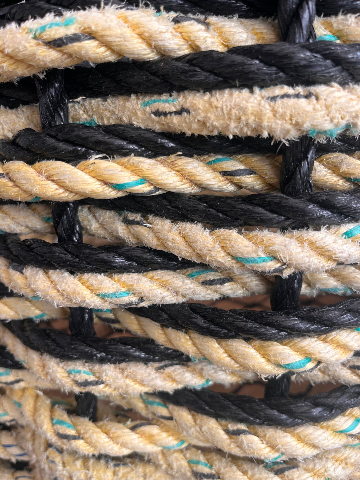 Dorn A’n Mor Repurposed Rope Basket – Black & Yellow